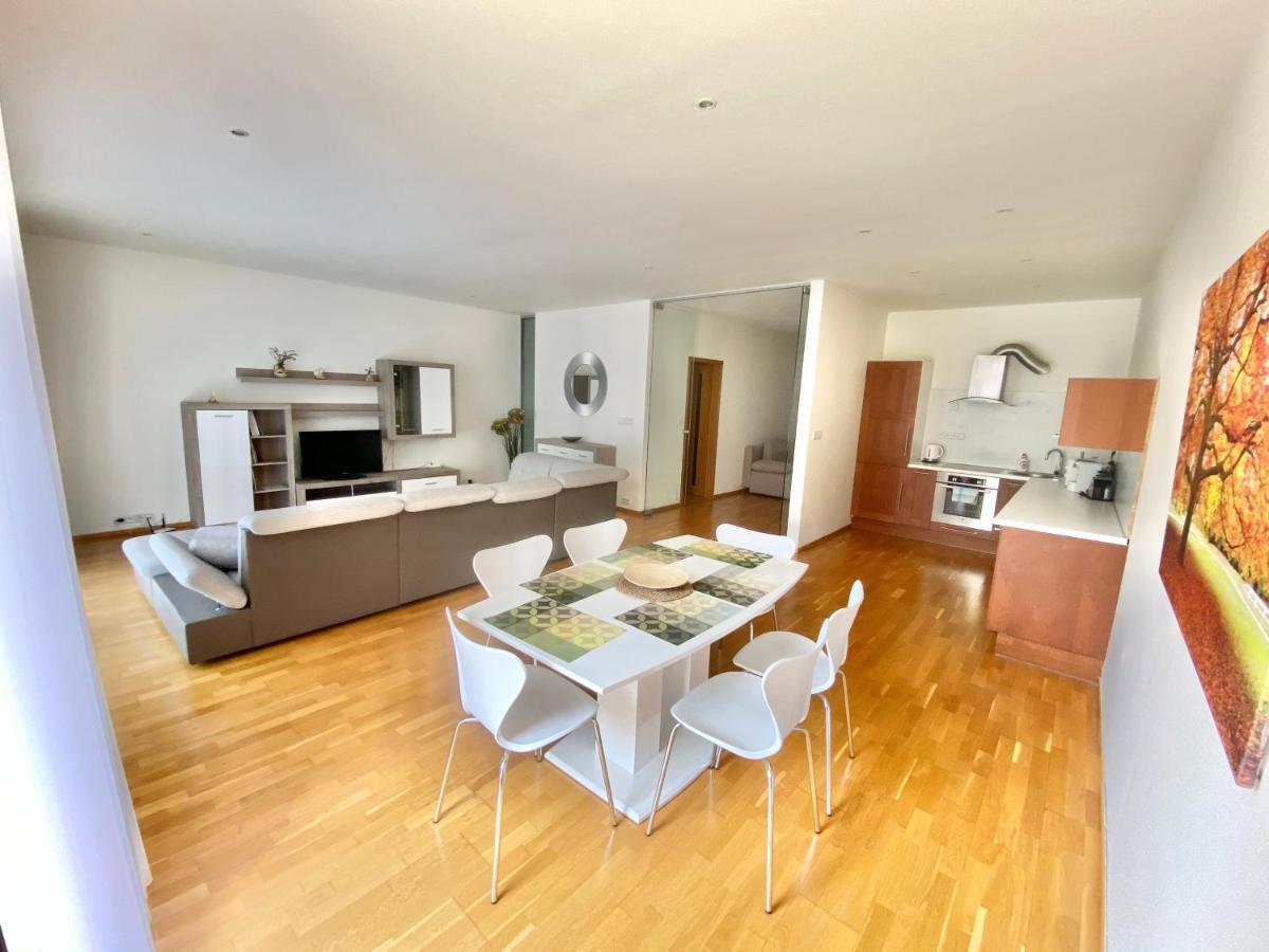Apartment Korunni Dvur 130M2, 2 Free Parkings Praga Zewnętrze zdjęcie